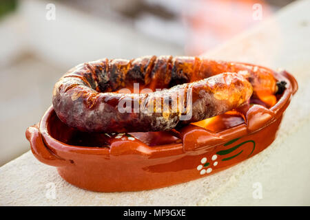 Chourico portugais traditionnels ou chorizo espagnol préparé dans un pot d'argile spécial sur l'alcool Banque D'Images