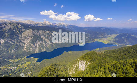 Vue aérienne du lac Bohinj dans les Alpes Juliennes en Slovénie Banque D'Images