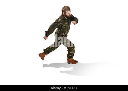 Jeune soldat de l'armée portant des uniformes de camouflage isolated on white Banque D'Images