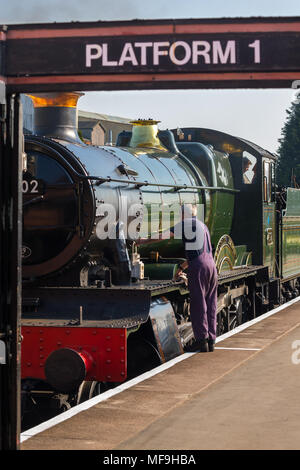 Vue arrière du côté conducteur de train à vapeur contrôle de millésime magnifique locomotive à vapeur britannique aux côtés de la plate-forme à gare ferroviaire patrimoniale, Kidderminster. Banque D'Images