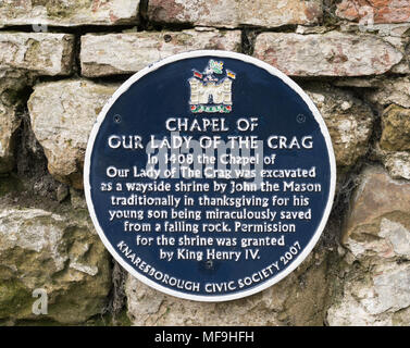 Blue plaque Chapelle Notre Dame de la falaise, Knaresborough, North Yorkshire, Angleterre, Royaume-Uni. Banque D'Images