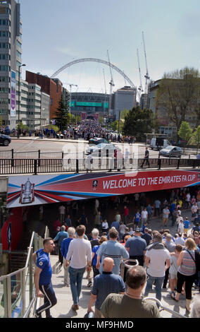 22/4/2018 Wembley, London, UK Football fans s'accumuler autour du célèbre stade de Wembley sur Empire Way, en route pour la demi-finale de la FA Cup. Banque D'Images