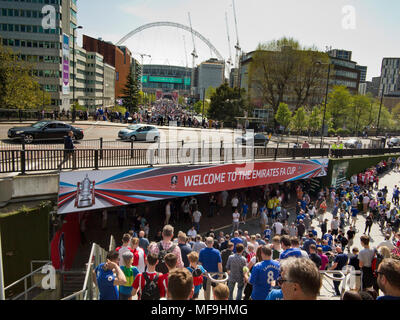 22/4/2018 Wembley, London, UK Football fans s'accumuler autour du célèbre stade de Wembley sur Empire Way, en route pour la demi-finale de la FA Cup. Banque D'Images