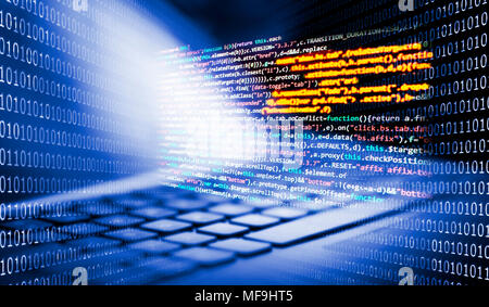 Clavier avec code de programmation et de nombres binaires dans l'arrière-plan Banque D'Images