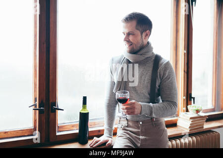 Hansome man bénéficiant d'un bon verre de vin rouge Banque D'Images