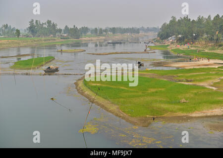 Bogra, Bangladesh - le 28 février 2017 : La rivière est Bangali embrassant une mort lente en raison de l'absence de dragage et/ou par l'effet des droits de l'encroachme Banque D'Images