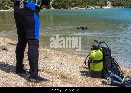 Ensemble complet de l'équipement de plongée sous-marine sur le sol à côté d'une côte de la mer Banque D'Images