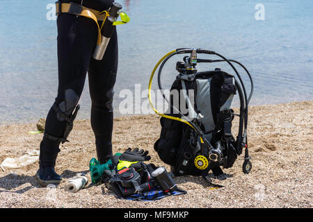 Ensemble complet de l'équipement de plongée sous-marine sur le sol à côté d'une côte de la mer Banque D'Images