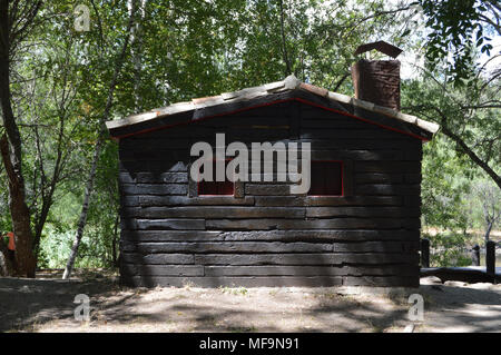 Une forêt avec une cabane en bois dans la forêt finlandaise en Rascafría province de Madrid. L'Espagne. Banque D'Images