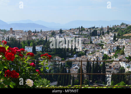 Vue de l'Albayzin district du palais de l'Alhambra à Grenade. L'Andalousie. L'Espagne. Banque D'Images