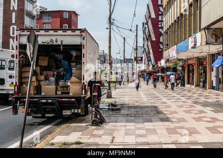 La ville de Panama, Panama - mars 2018 : les gens sur la rue commerçante animée à Panama City , Avenida Central Banque D'Images