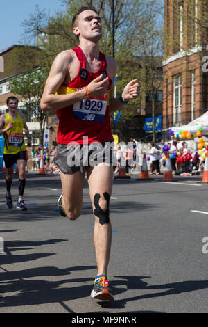 Londres, Royaume-Uni. 22 avril, 2018. Harvey Vitesse de Busards Godiva Coventry participe à la Vierge de l'argent 2018 Marathon de Londres. Banque D'Images