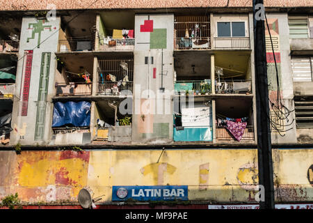 La ville de Panama, Panama - mars 2018 : descendre la façade de l'immeuble sur la rue centrale(Avenida Central) à Panama City Banque D'Images