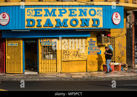 La ville de Panama, Panama - mars 2018 : les gens sur la rue commerçante animée à Panama City , Avenida Central Banque D'Images