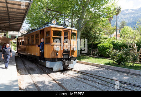 Soller, Majorque, Espagne. 2018 Vintage train arrivant de Palma sur cette ligne de chemin de fer historique Banque D'Images