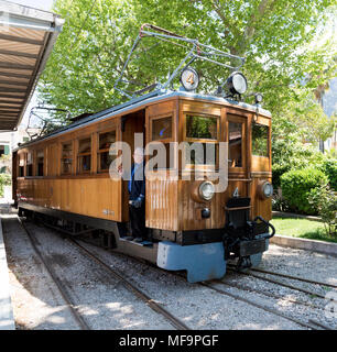 Soller, Majorque, Espagne. 2018 Vintage train arrivant de Palma sur cette ligne de chemin de fer historique Banque D'Images