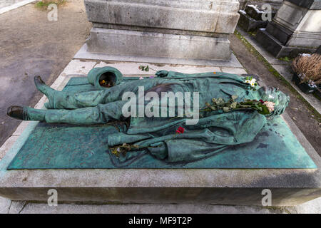 La tombe d'Yvan Salmon qui a écrit sous le nom de Victor Noir au cimetière du Père-Lachaise, le plus grand et le plus visité cimetière de Paris Banque D'Images