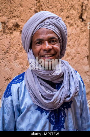 Portrait d'un homme en costume traditionnel berbère, Tinerhir, Gorges du Todgha, Haut Atlas, Maroc Banque D'Images