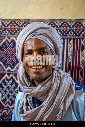 Portrait d'un homme en costume traditionnel berbère, Tinghir, Haut Atlas, Maroc Banque D'Images