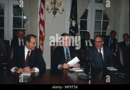 Le président George H. W. Bush se réunit avec les chefs de file du Sénat dans la salle du cabinet de la Maison Blanche. L >R Le Sénateur Robert Dole (R-KS) Le président George H.W.Bush, le sénateur George Mitchell (D-ME) Photo prise en 1990 Credit : Mark Reinstein/MediaPunch Banque D'Images