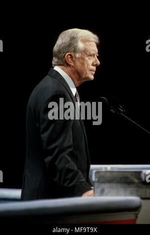 Washington DC., USA, 14 juillet 1992 l'ancien Président James (Jimmy) Carter (D-GA) prend la parole lors de la Convention Nationale Démocratique à Madison Square Garden Crédit : Mark Reinstein/MediaPunch Banque D'Images