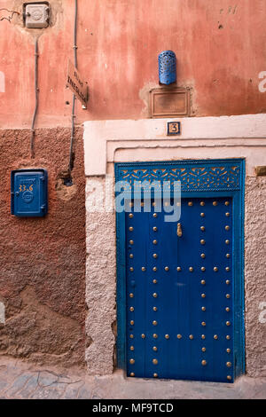 Porte d'entrée typique d'un riad dans les petites rues de Marrakech, Maroc Banque D'Images
