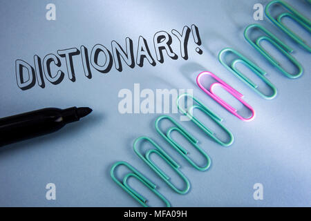 Dictionnaire d'écriture Appel de motivation. L'apprentissage d'une autre signification Concept vocabs et synonymes de livre écrit fond bleu clair Clip Papier Banque D'Images