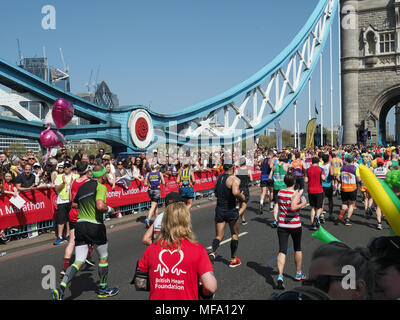 Avis de coureurs dans le Marathon de Londres 2018 Tower Bridge crossing Banque D'Images
