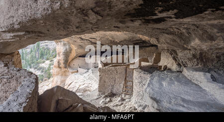 Intérieur de grotte à Gila Cliff dwellings National Monument, Silver City Nouveau Mexique Banque D'Images