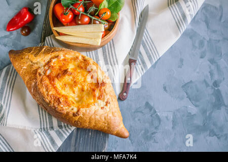 Khachapuri géorgien traditionnel est un pain au fromage. Du pain avec du fromage et des œufs avec des greens Banque D'Images