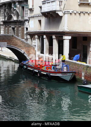 La fourniture de boissons, bateau, canal, travailleurs, Venise, Italie, Europe Banque D'Images