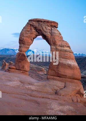 Avis de passage délicat après le coucher du soleil avec les Montagnes La Sal dans l'arrière-plan, presque le coucher du soleil ; Arches National Park, Moab, Utah, USA. Banque D'Images