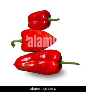 Pile de poivrons doux isolé sur fond blanc. Chemin de détourage. Banque D'Images