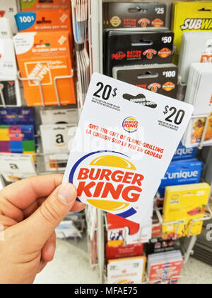 Montréal, Canada - le 31 mars 2018 : Une main tenant un Burger King carte-cadeau. Burger King est une chaîne mondiale de restauration rapide hamburger Banque D'Images