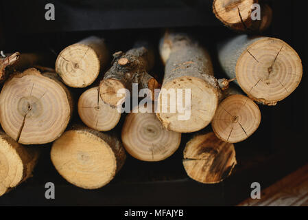 Bois de chauffage à l'étage dans maison de village Banque D'Images