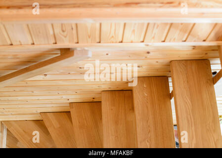 Escalier en bois naturel et les murs de new house Banque D'Images