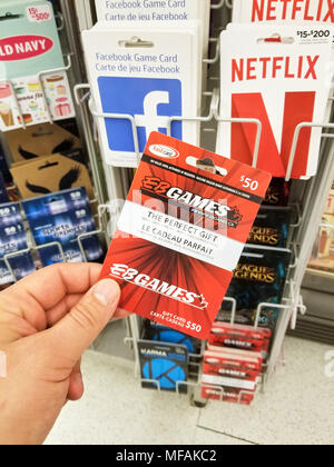 Montréal, Canada - le 7 novembre, 2017 : A hand holding EB Games carte-cadeau. EB Games est un ordinateur et jeux vidéo détaillant. Banque D'Images