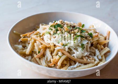 Bain Turc / Eriste Nouilles au fromage, les noix et le persil. La nourriture traditionnelle. Banque D'Images