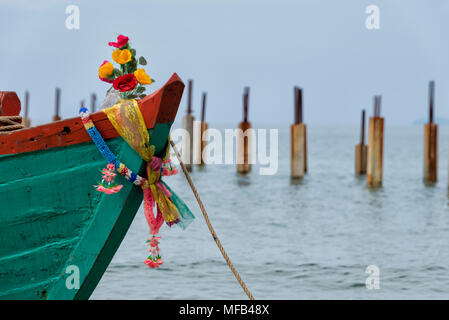 Bateau avec fleurs sur la plage Banque D'Images