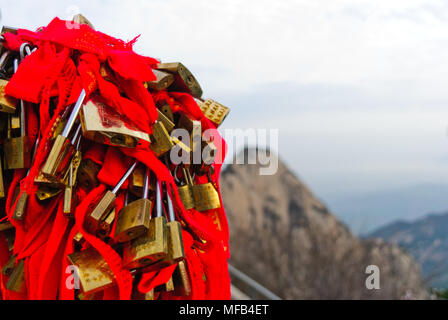 Serrures avec arcs rouge sur la montagne Huashan en Chine Banque D'Images