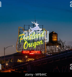 Coucher de soleil sur la célèbre vieille ville de Portland, Oregon signer dans le centre-ville de Portland, Oregon Banque D'Images