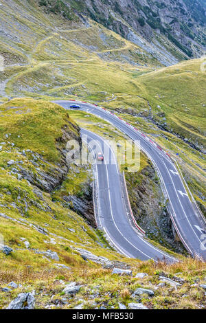 La lumière du jour vue paysage de haut en route sinueuse avec le vert des montagnes. Voiture à cheval sur la serpentine. Place pour le texte. Transfagarasan, Roumanie Banque D'Images