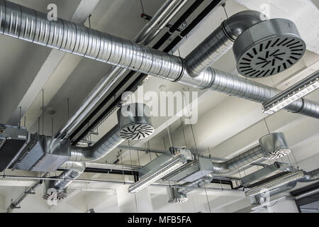 Un détail de la climatisation sur le plafond du bâtiment industriel. Banque D'Images