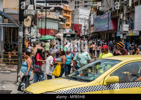 La ville de Panama, Panama - mars 2018 : les gens sur la rue commerçante animée à Panama City , Avenida Central Banque D'Images