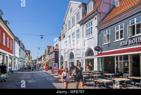 Stengade, zone piétonne et commerçante populaire et restaurant street dans le vieux centre-ville de Helsingør, la Nouvelle-Zélande, le Danemark Banque D'Images