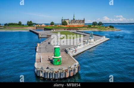 Avant-pays Ørekrog avec le Château de Kronborg avance dans le Nok Sound à son point le plus étroit et formant l'entrée du port d'Helsingør, Ze Banque D'Images