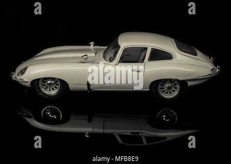 Studio image noir et blanc d'un jouet Jaguar E Type 4.2 coupé voiture classique. Banque D'Images