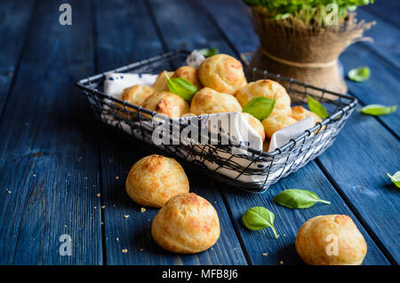 - Gougerés français traditionnel fromage salé pâte à choux Banque D'Images