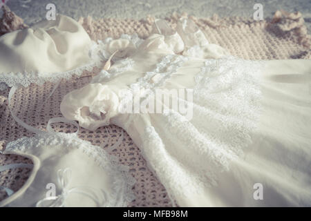 Baby Girl's blanc dentelle fantaisie robe et accessoires pour baptême baptême Banque D'Images