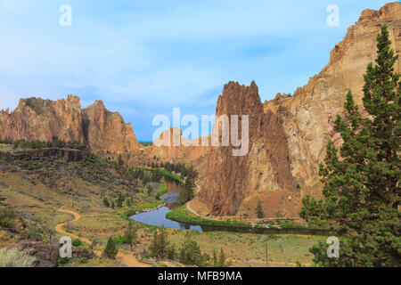 Amérique du Nord, Etats-Unis, New York, Centre de l'Oregon, Redmond, Terrebonne, Oregon. Smith Rock State Park. La rivière Crooked. Les roches et les falaises de basalte. Banque D'Images